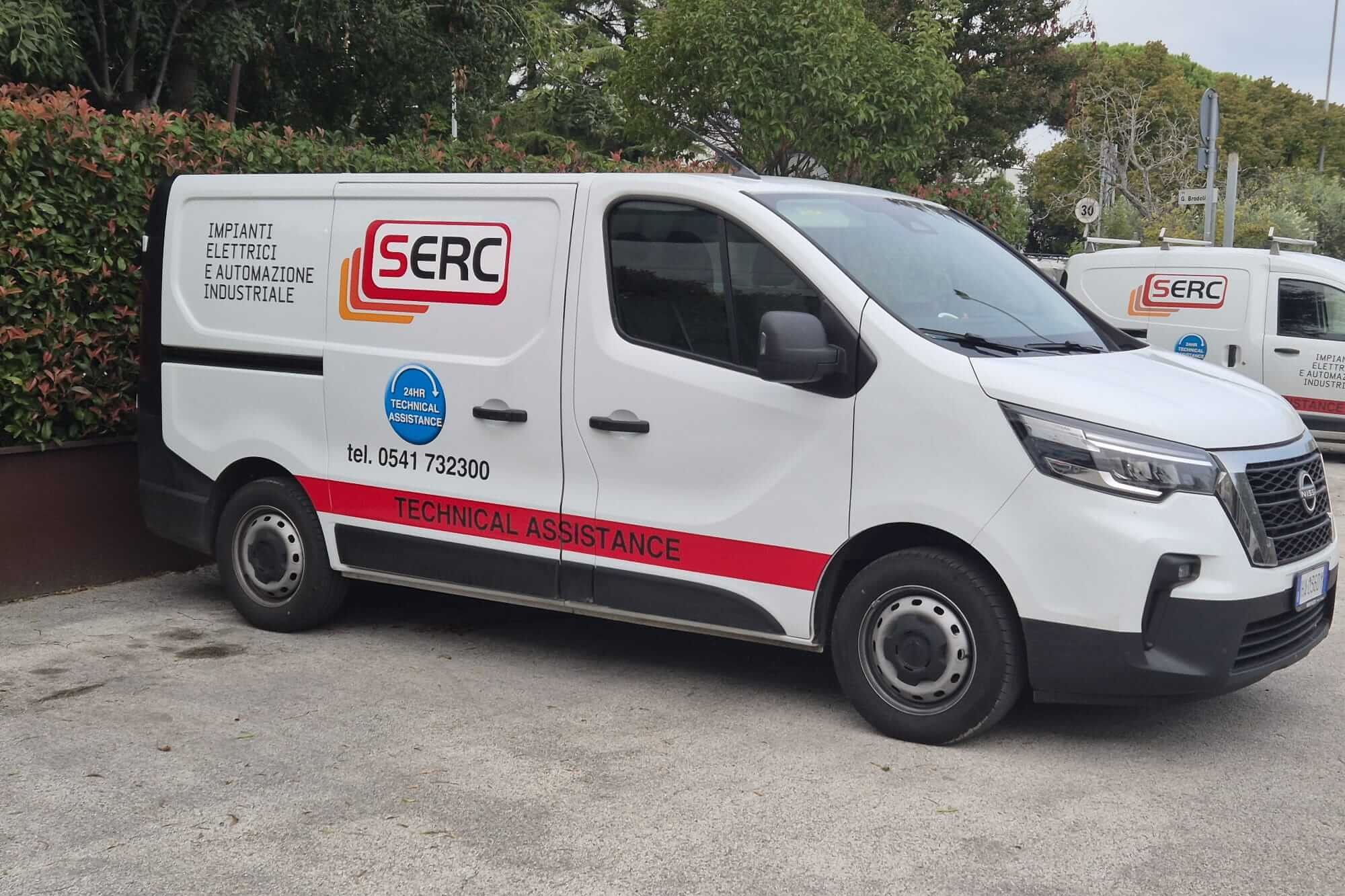 Tecnici al lavoro su quadri elettrici di automazione industriale a Rimini